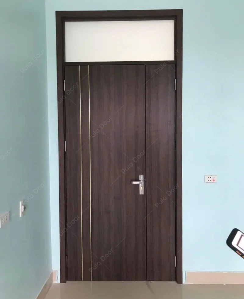 Cửa gỗ nhựa Composite cánh lệch 2 chỉ kèm ô thoáng PDL07 ô kính trắng