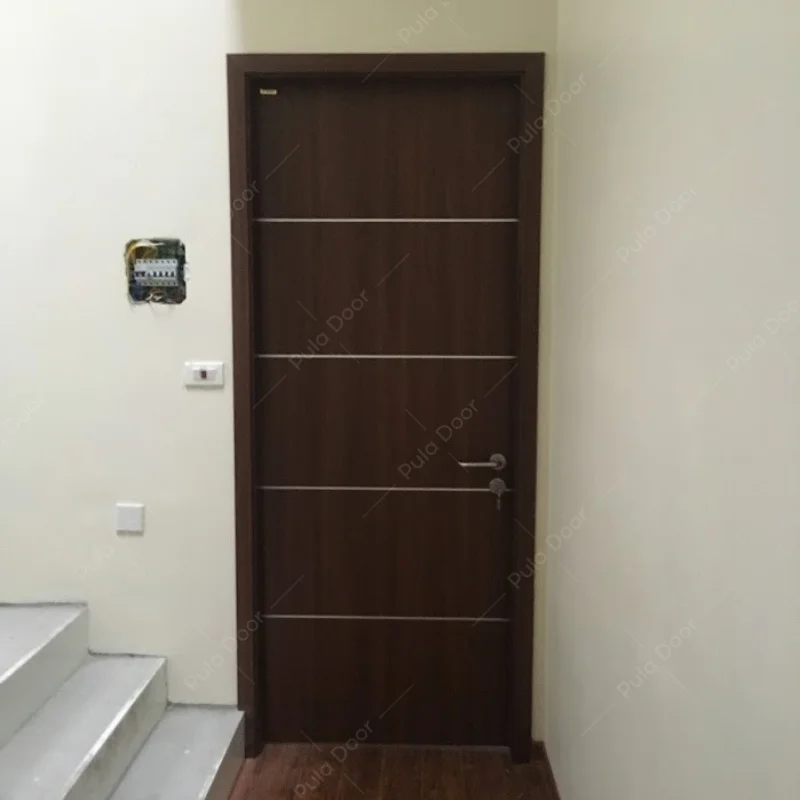 Cửa gỗ nhựa Composite soi chỉ PDC04 thực tế tại nhà khách ở Cầu Giấy