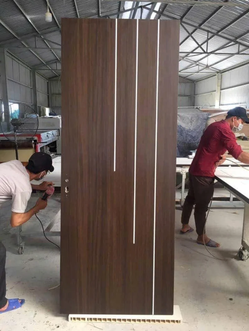 Cửa gỗ nhựa Composite soi chỉ PDC15 hoàn thiện tại xưởng